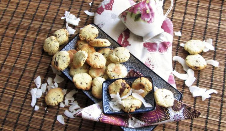 Jak upéct sušenky z kokosové mouky a kousků hořké čokolády | recept bez lepku