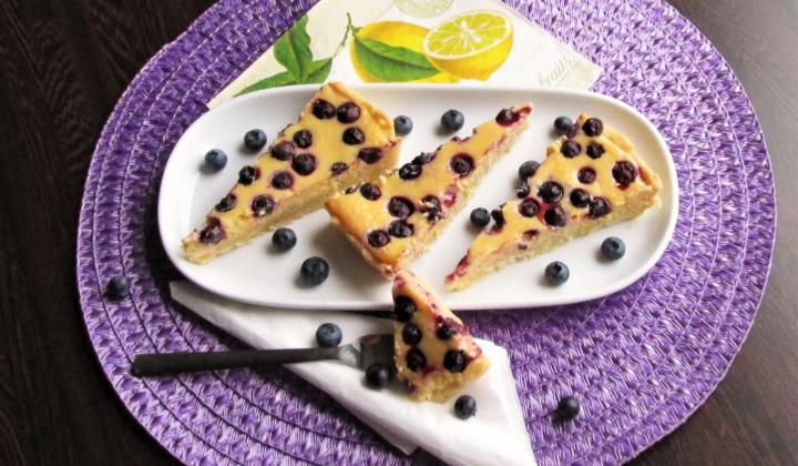 Jak upéct luxusní křehký koláč s citronovým krémem a borůvkami | recept