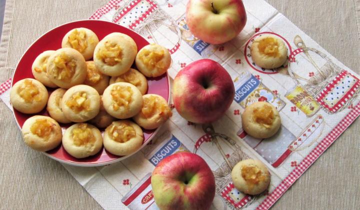 Jak upéct jemné koláčky s jablečnou náplní | recept