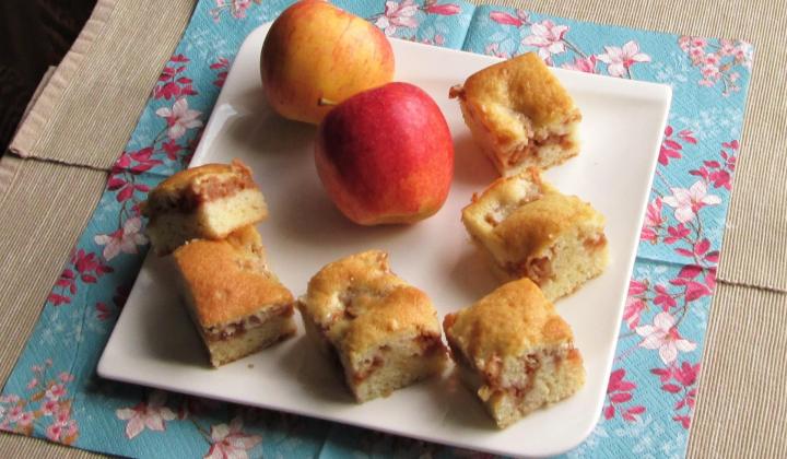 Jak na rychlý litý koláč s jablečnou náplní | recept
