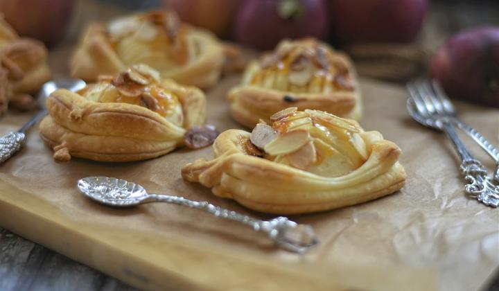 Jak upéct jablka v listovém těstě s vanilkovým krémem | recept