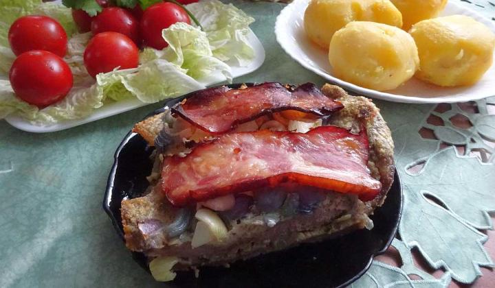Jak zapéct obrácené řízky s cibulí a slaninou | recept Jak zapéct obrácené řízky s cibulí a slaninou | recept