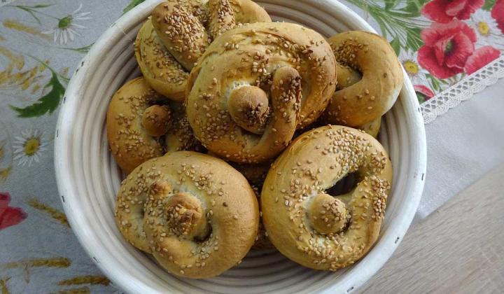 Jak upéct preclíky sypané solí a sezamem | recept na slané pečivo Jak upéct preclíky sypané solí a sezamem | recept na slané pečivo