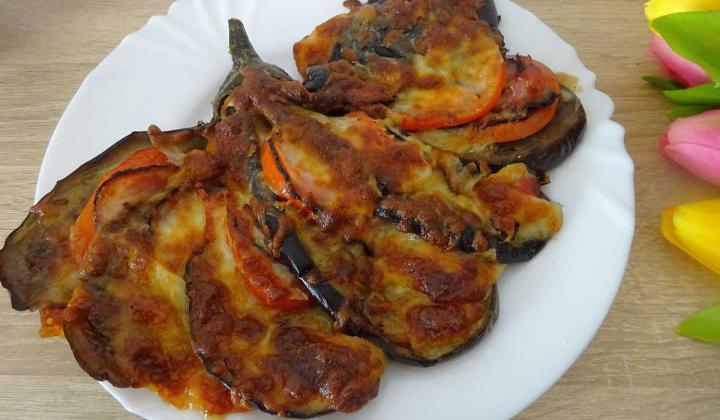 Jak zapéct lilek se slaninou, rajčaty a sýrem | snadný recept Jak zapéct lilek se slaninou, rajčaty a sýrem | snadný recept