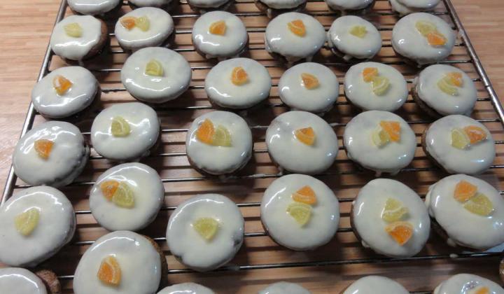 Jak upéct medové koláčky s marmeládou a citronovou polevou | recept Jak upéct medové koláčky s marmeládou a citronovou polevou | recept