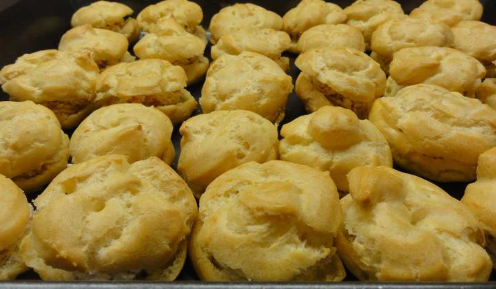 Jak upéct větrníčky se slanou náplní | recept z odpalovaného těsta Jak upéct větrníčky se slanou náplní | recept z odpalovaného těsta