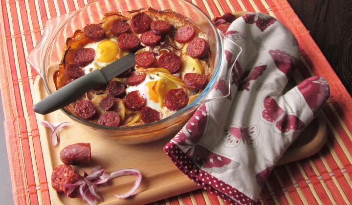 Jak připravit zapečenou čabajku s bramborami a vajíčkem | recept