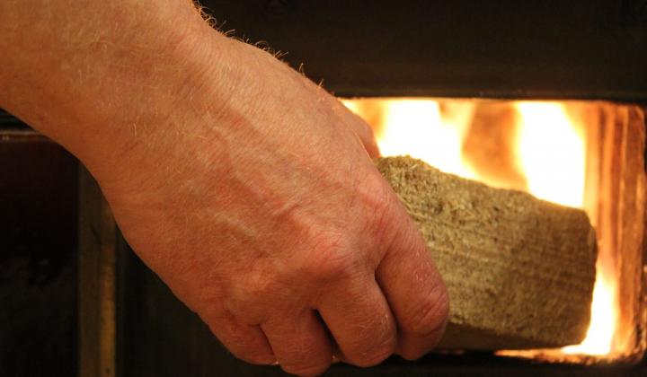 Jak správně topit dřevěnými briketami | rady