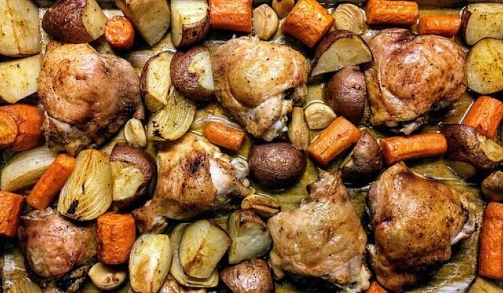 Jak upéct kuřecí paličky s rozmarýnem s pečenými bramborami a mrkví | recept
