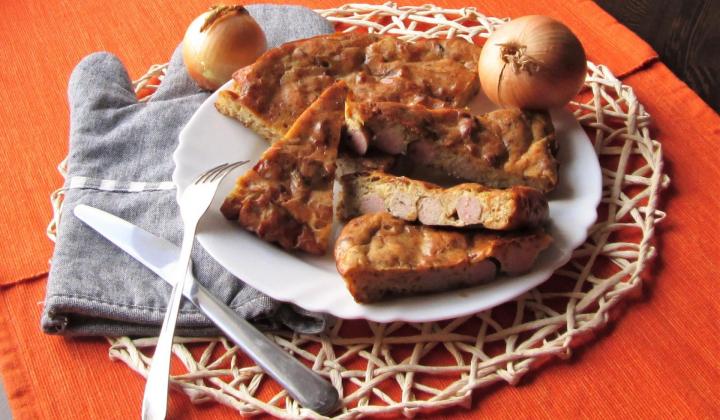 Jak upéct cibulový koláč s vinnou klobásou | recept