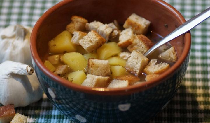 Jak uvařit pikantní česnečku s bramborem | recept