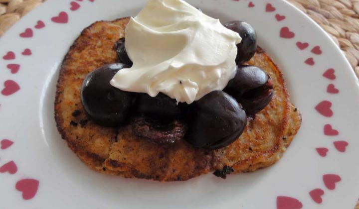 Jak upéct omeletu z ovesných vloček s třešněmi | recept