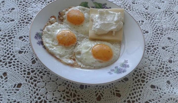 Jak připravit opečený tvaroh s vejci | recept