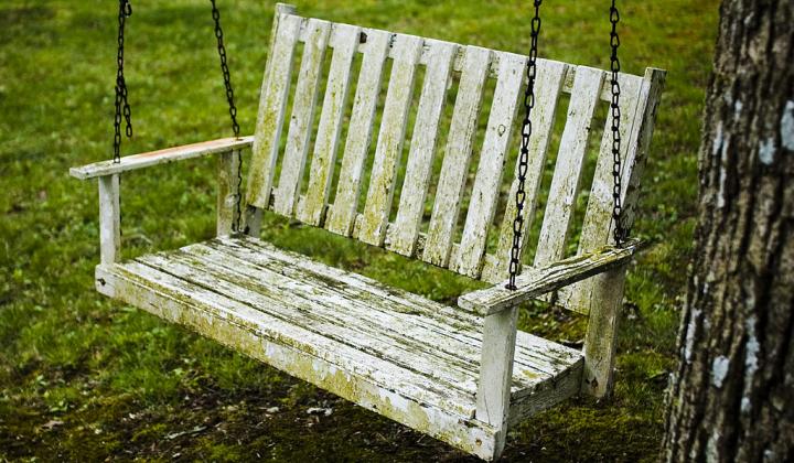 Jak odstranit starý nátěr a mořit dřevo