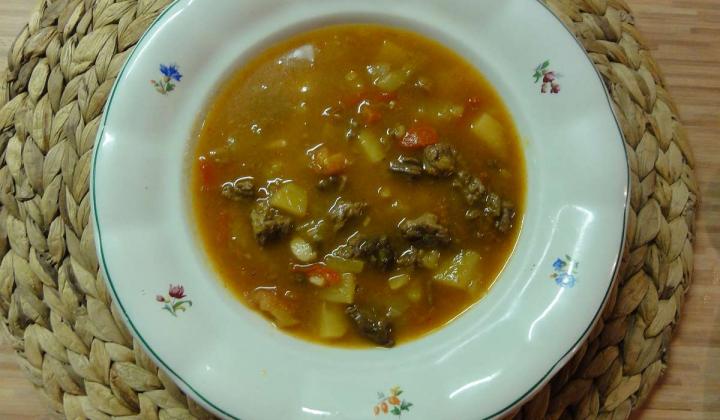 Jak uvařit pikantní gulášovou polévku | recept