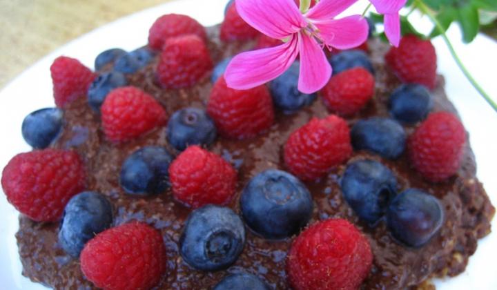 Jak na rychlý nepečený čokoládový dort s malinami | recept