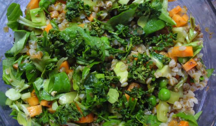 Jak připravit pohankový salát s mrkví, polníčkem a hráškem | recept