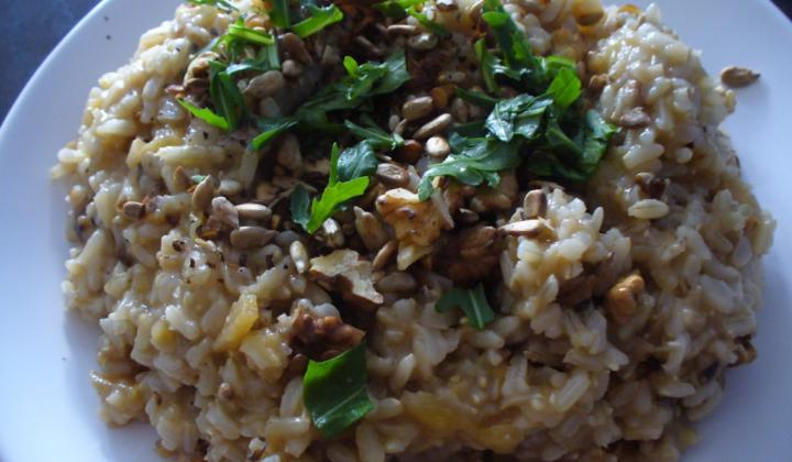 Jak uvařit celozrnnou krémovou rýži s oříšky | recept