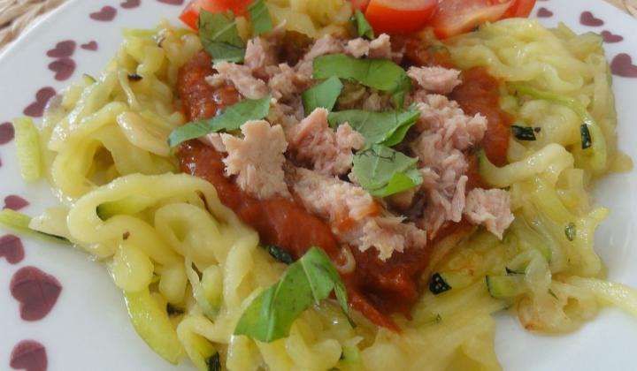 Jak udělat cuketové špagety s rajčaty a tuňákem | recept