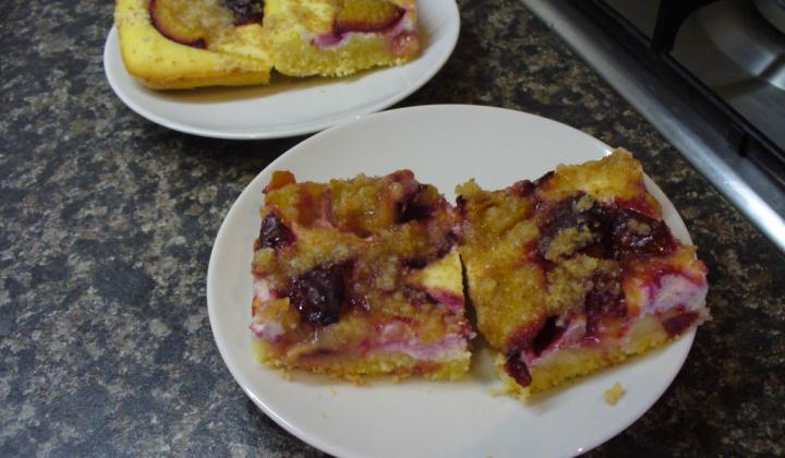 Jak upéct hrnkový švestkový koláč s tvarohem a celozrnnou drobenkou | recept