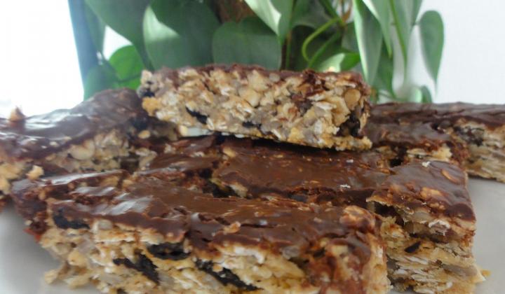 Jak upéct domácí müsli tyčinky s čokoládou | recept