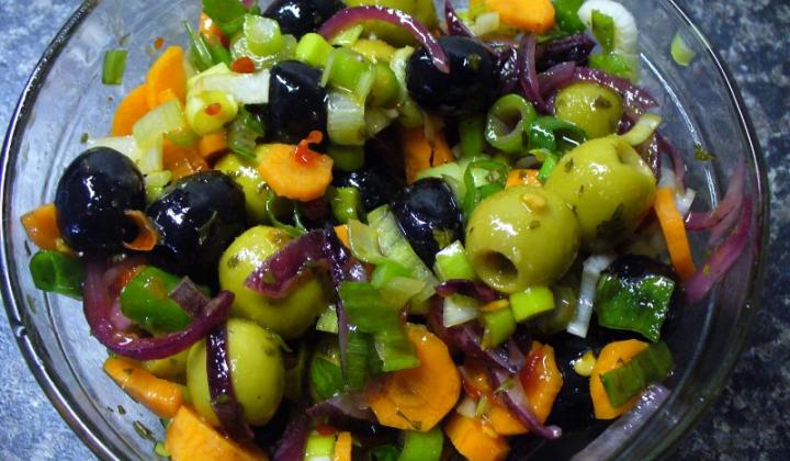 Jak připravit pikantní salát z nakládaných oliv