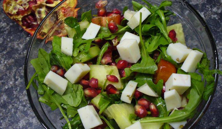  Jak připravit salát s granátovým jablkem, rukolou a kozím sýrem | recept
