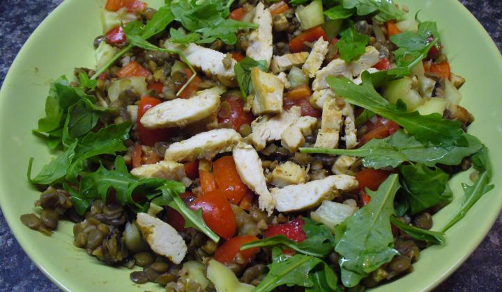 Jak připravit čočkový salát s kuřecím masem a rukolou | recept