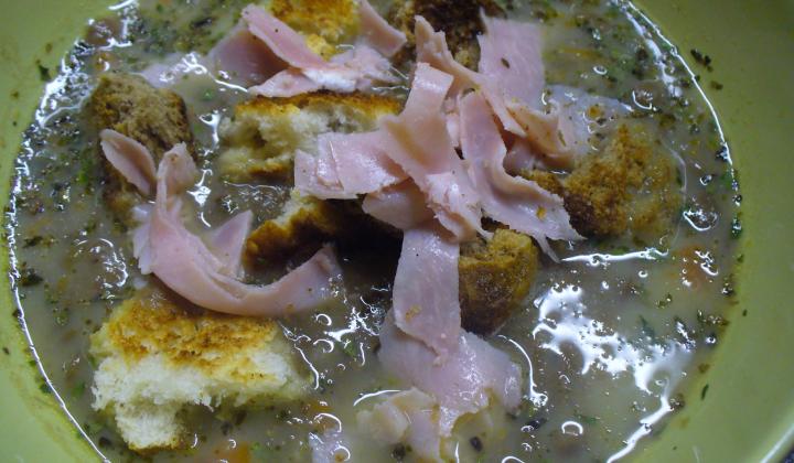 Jak připravit jemnou čočkovou polévku s olivovým olejem a šunkou | recept