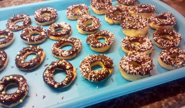 Jak udělat domácí pečené donuty s čokoládovou polevou | recept