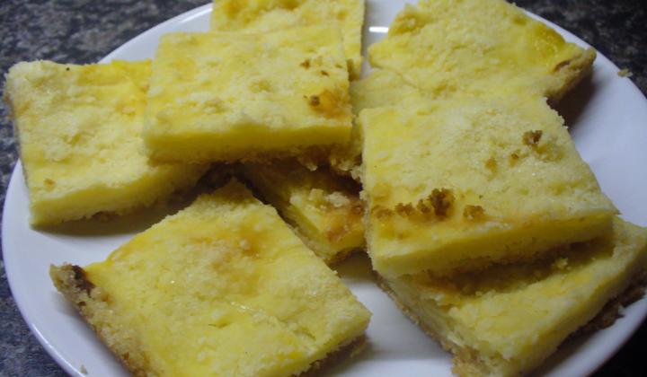 Jak upéct rychlou drobenkovou buchtu s pudinkem | recept