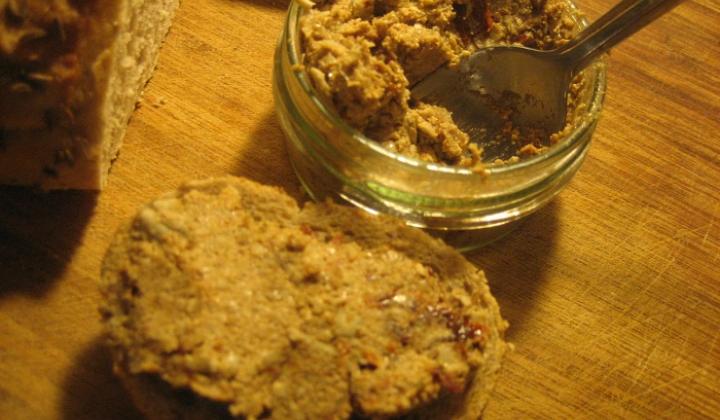 Jak na pomazánku ze slunečnicových semínek, sušených rajčat a bazalky | recept