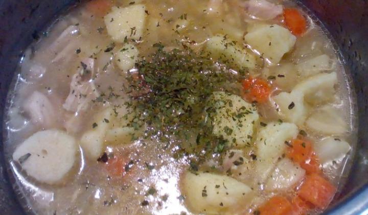 Jak na kuřecí vývar s vodnicí a zázvorem | recept proti jarní únavě