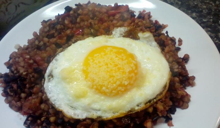 Jak uvařit pohanku s glazovanou červenou řepou a parmazánovým vejcem | recept