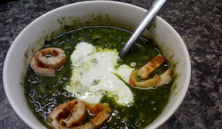 Jak uvařit špenátovou polévku s červenou čočkou a omeletovými hnízdy | recept