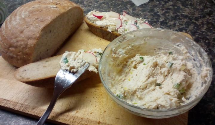 Jak na tuňákovou pomazánku s cibulkou a ředkvičkami | recept