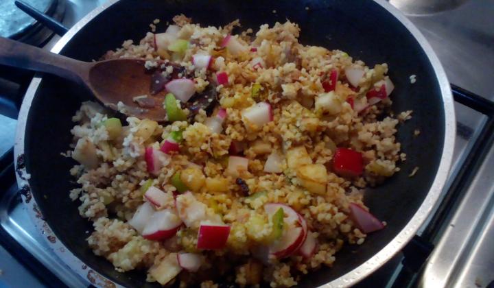 Jak připravit opečený kuskus s ředkvičkami, tuňákem a cuketou | recept