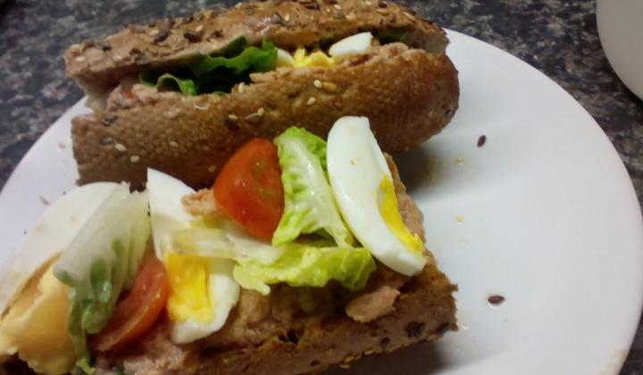 Jak připravit sendvič s tuňákem, vejcem a rukolovým dipem | recept