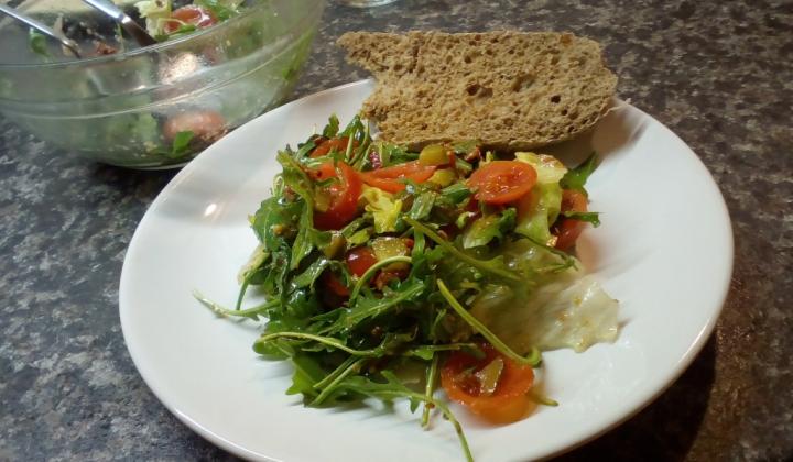 Jak připravit rukolový salát se sušenými rajčaty | recept