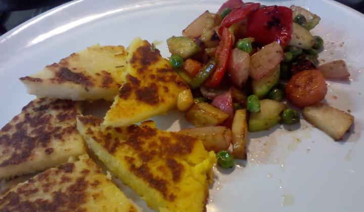 Jak udělat bylinkovou polentu s parmezánem | recept