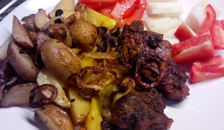 Jak připravit roštěnku "na minutku" na cibuli s pečenými novými bramborami | recept