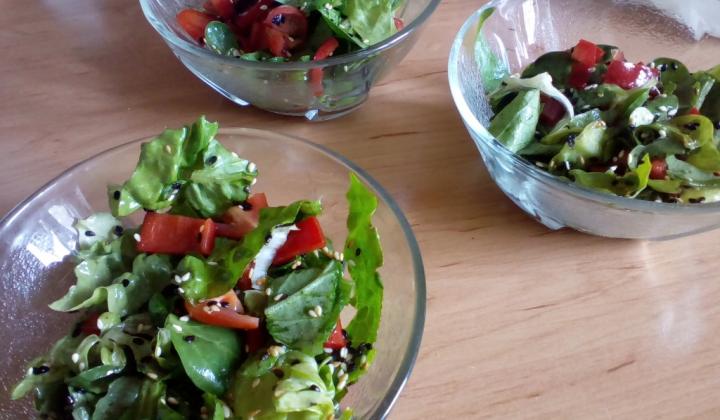 Jak připravit salát z mladých ředkvičkových listů s praženým černým sezamem | recept