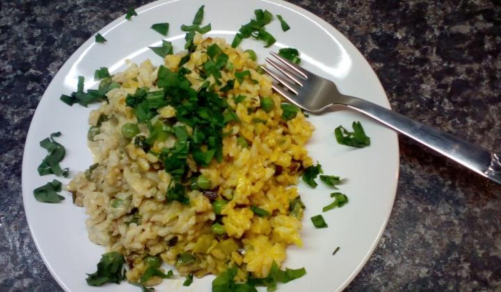 Jak uvařit kari s hráškem s rýží a bylinkami | recept