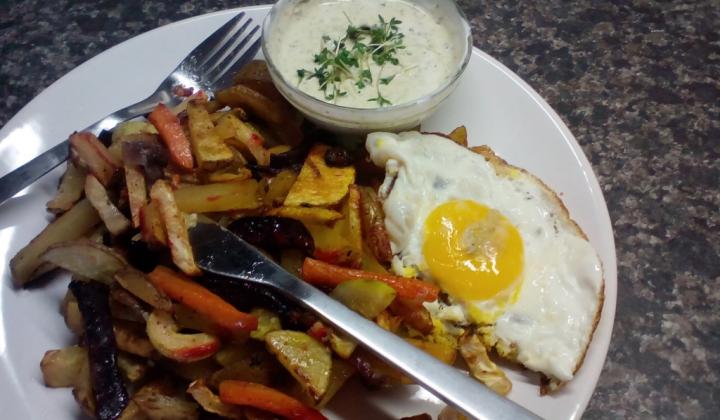 Jak přichystat pečené zeleninové hranolky s bylinkovým dipem | recept