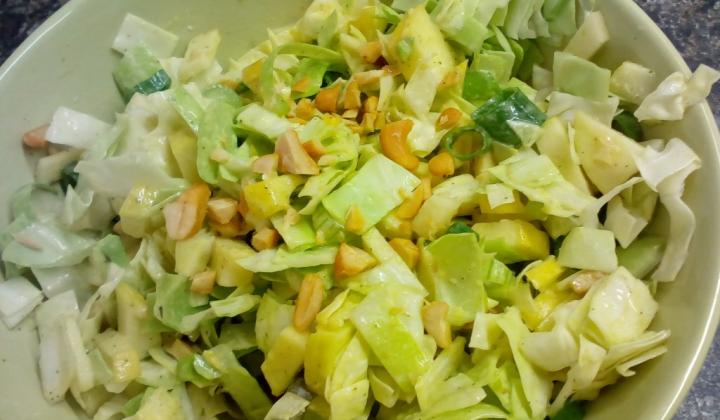 Jak udělat salát z mladého zelí s jablkem a kešu oříšky s jogurtovou zálivkou | recept