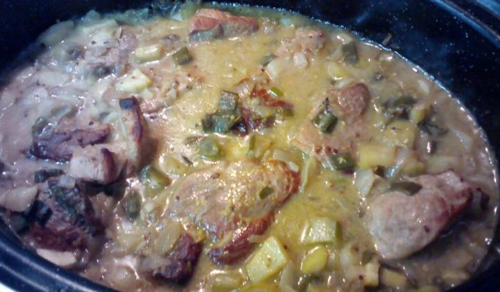 Jak připravit vepřové plátky s cuketou, jarní cibulkou a hrubozrnnou hořčicí | recept