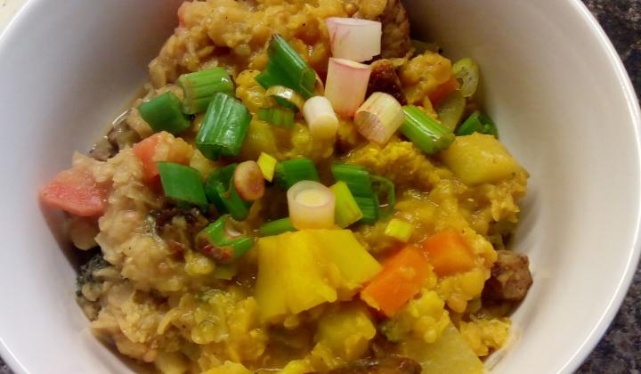 Jak přichystat dhal z červené čočky s brokolicí a pečeným masem | recept