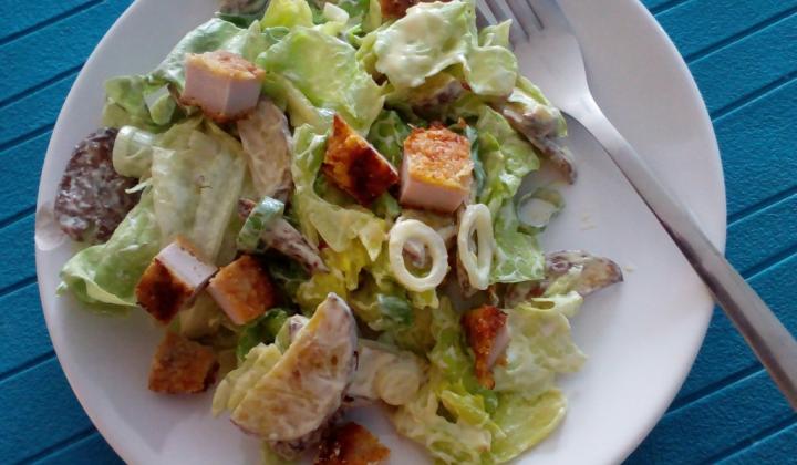 Jak připravit zeleninový salát s pečenými bramborami a masem | recept