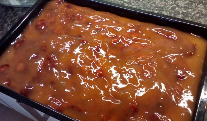 Jak upéct piškotový koláč s lněnými semínky a jahodovým želé | recept