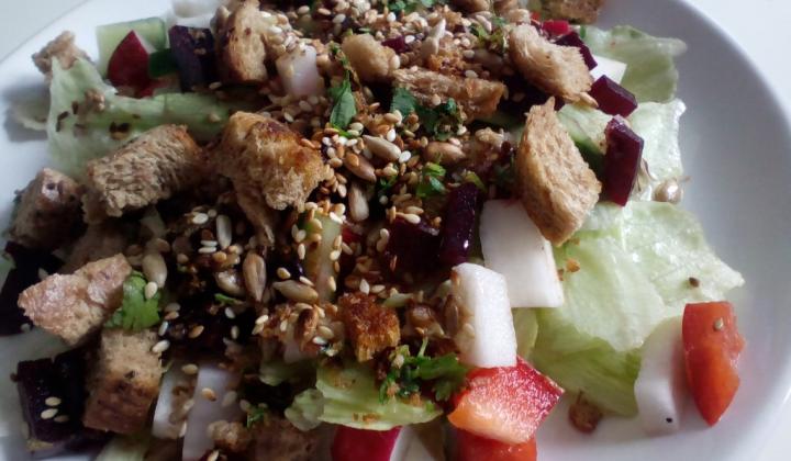 Jak na míchaný salát se lněnými semínky, pečenou červenou řepou a petrželkovými krutony | recept